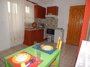 eine Küche mit einem grünen Tisch und einem Teller darauf in der Unterkunft Small country apartment in Tripoli in Tripolis