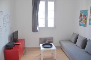 Telewizja i/lub zestaw kina domowego w obiekcie Longchamp Apartment
