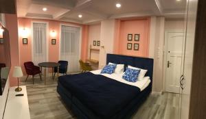 Posteľ alebo postele v izbe v ubytovaní Apartament Weyssenhoffa 9