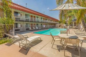 Πισίνα στο ή κοντά στο Motel 6-Fresno, CA - Yosemite Hwy
