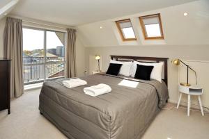 En eller flere senge i et værelse på Regents 94B - Christchurch Holiday Homes + 31 billeder