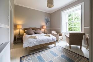 Postel nebo postele na pokoji v ubytování Kilmaronock Manse B&B