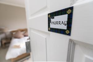 Postel nebo postele na pokoji v ubytování Kilmaronock Manse B&B