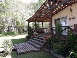 a wooden deck with a pergola on a house at MauMari in Tigre