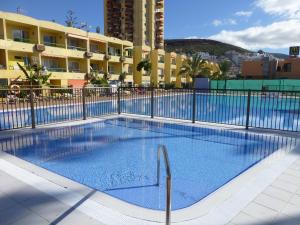 a swimming pool on the roof of a building at TORRES DEL SOL A 50 metros playa las vistas in Playa de las Americas