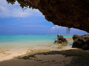 une vue de l'océan depuis l'intérieur d'une grotte dans l'établissement Cottage Sea Wind Nakijin, à Nakijin