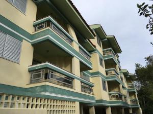 un immeuble d'appartements bleu et jaune dans l'établissement Residencial Baia Blanca, à Florianópolis