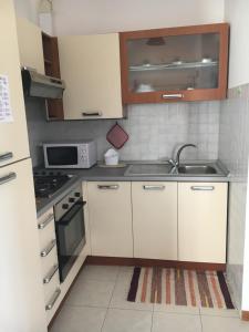 A kitchen or kitchenette at Residence IL PORTO