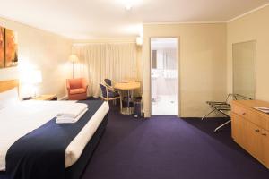 Postel nebo postele na pokoji v ubytování ibis Styles Canberra