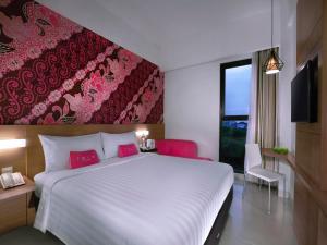 TV a/nebo společenská místnost v ubytování favehotel Malioboro - Yogyakarta