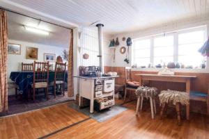 a kitchen and dining room with a table and chairs at Palafitos Emilio y Ester in Castro