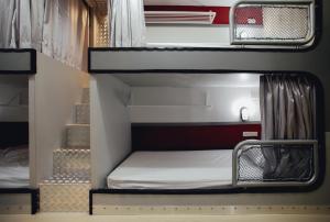 Krevet ili kreveti na kat u jedinici u objektu Tales Khaosan (Cafe & Hostel)