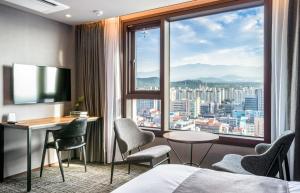Nespecifikovaný výhled na hory nebo výhled na hory při pohledu z hotelu