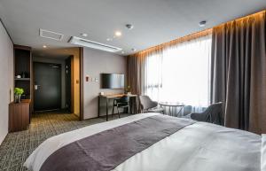 Postel nebo postele na pokoji v ubytování Hotel With Jeju