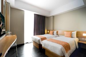 Katil atau katil-katil dalam bilik di Maple Hotel Grogol