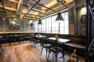 Restoran atau tempat lain untuk makan di Maple Hotel Grogol