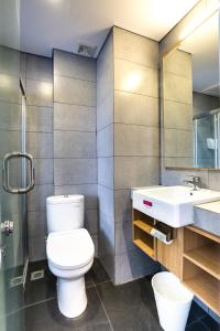 Bilik mandi di Maple Hotel Grogol