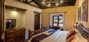 Un pat sau paturi într-o cameră la Ciel Luxe Hotels Antigua Guatemala