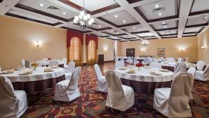ein Bankettraum mit weißen Tischen und Stühlen in der Unterkunft Best Western Park Hotel in Warren