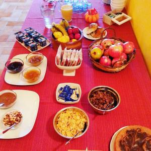 una mesa cubierta con platos de comida y tazones de fruta en Agriturismo Casale Zuccari en Caprarola