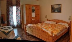 una camera con un grande letto in legno di Haus Zimmermann a St. Wolfgang