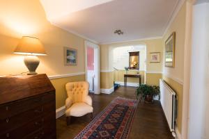 Posezení v ubytování Kilmaronock Manse B&B