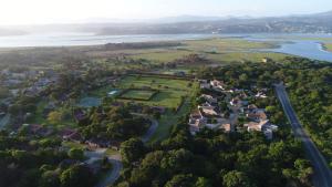 eine Luftaufnahme eines Parks neben dem Wasser in der Unterkunft Brenton Lake Holiday Cottages in Brenton-on-Sea