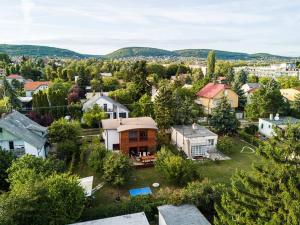z góry widok na dzielnicę mieszkaniową z domem w obiekcie Botond haz w Balatonfüred
