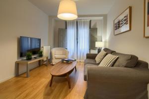 salon z kanapą i stołem w obiekcie La Casa Gris w mieście Tudela