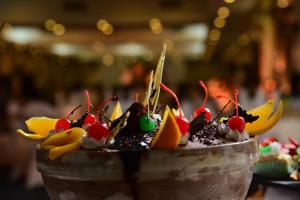 postre de chocolate con fruta en la parte superior en Kandyan Reach Hotel en Kurunegala