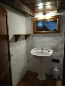 IsoraにあるCasa Los Almendrosのバスルーム(洗面台、壁掛け鏡付)