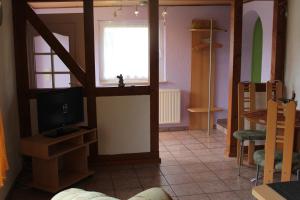 TV a/nebo společenská místnost v ubytování Bungalow Groß Dratow