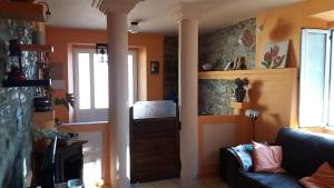 ein Wohnzimmer mit einem Sofa und einer Säule in der Unterkunft Casa de Corbelle in Muimenta