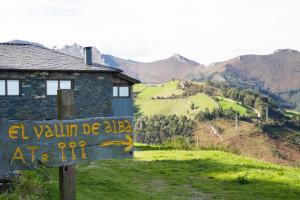 Una señal que dice que todo el volumen puede en una montaña en El Vallín de Alba, en La Artosa