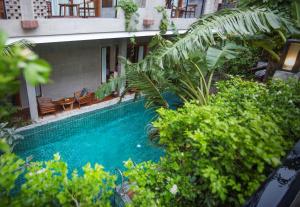 a swimming pool in front of a building at Sarina Boutique Hotel in Phnom Penh