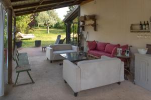 sala de estar con sofás y sofá rojo en PoggioBa, en Sovana