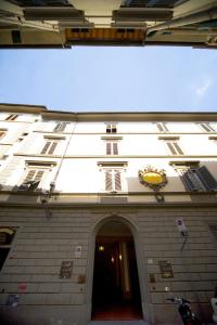 ein großes Gebäude mit einem Torbogen in einem Gebäude in der Unterkunft Hotel Merlini in Florenz