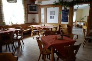 a dining room with tables and chairs in a restaurant at Hotel Stern in Gersthofen