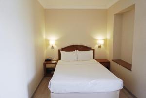 Postel nebo postele na pokoji v ubytování Kingwood Hotel Kuching