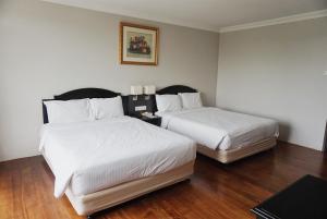 Postel nebo postele na pokoji v ubytování Kingwood Hotel Kuching