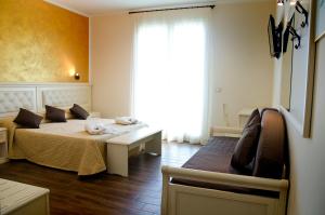 Un dormitorio con una cama y una ventana grande en Hotel Augusta, en Bellaria-Igea Marina