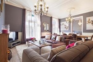 a living room with a couch and a table at Apartments Barcelona & Home Deco Centro in Barcelona
