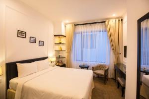 เตียงในห้องที่ Dinh Elegant Hanoi Hotel