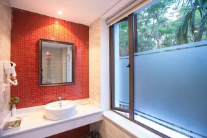 Ένα μπάνιο στο Dinh Elegant Hanoi Hotel