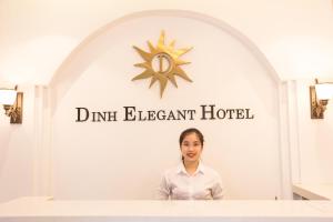 Μέλη του προσωπικού του Dinh Elegant Hanoi Hotel