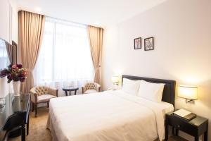 Ένα ή περισσότερα κρεβάτια σε δωμάτιο στο Dinh Elegant Hanoi Hotel