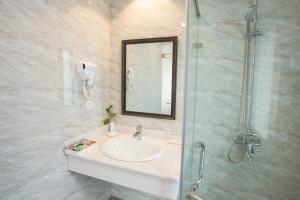 Ένα μπάνιο στο Dinh Elegant Hanoi Hotel