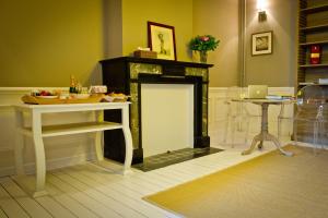 a room with a fireplace and a table with a laptop at B&B Le Seize in Brussels