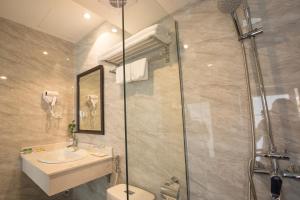 Koupelna v ubytování Dinh Elegant Hanoi Hotel + 30 fotografií