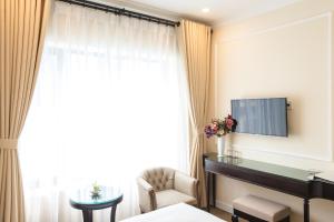 Ένα ή περισσότερα κρεβάτια σε δωμάτιο στο Dinh Elegant Hanoi Hotel